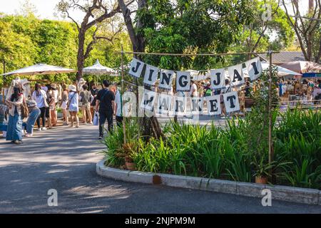 11 février 2023: Marché Jing Jai, un marché de week-end animé qui fournit des fruits et légumes biologiques, du café et de la nourriture, situé à chiang mai, en thaïlande. JE Banque D'Images