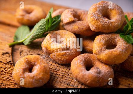 Beignets traditionnels espagnols faits avec du citron et de la cannelle. Banque D'Images