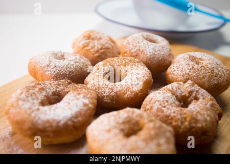 Beignets traditionnels espagnols faits avec du citron et de la cannelle. Banque D'Images