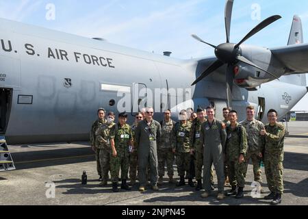 Les membres de la Force d'autodéfense au sol du Japon ainsi que les États-Unis Les soldats de l'armée de Camp Zama, au Japon, et les pilotes du groupe des opérations 374th se réunissent pour une photo de groupe après avoir effectué une visite d'un C-130J Super Hercules, à la base aérienne de Yokota, au Japon, le 9 août 2022. Ce groupe s'est rendu à Yokota dans le cadre d'un programme de travail coopératif de six semaines. Ce programme est une opportunité pour JGSDF et les États-Unis Les membres du service de l’Armée de terre doivent améliorer les relations bilatérales, améliorer les compétences linguistiques, se familiariser avec les cultures et se familiariser avec la doctrine et les techniques militaires bilatérales. Banque D'Images