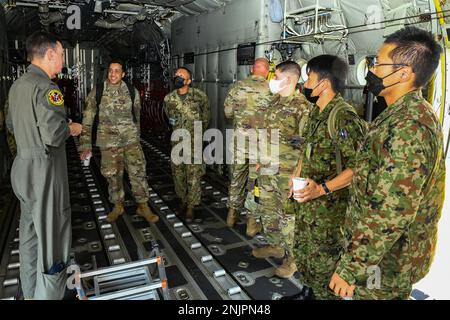 ÉTATS-UNIS La Force aérienne 1st le lieutenant Tate Tatom, 36th escadron de transport aérien C-130J Super Hercules, à gauche, informe les membres de la Force d'autodéfense terrestre du Japon des capacités du C-130J à la base aérienne de Yokota, au Japon, le 9 août 2022. Membres du JGSDF avec les États-Unis Des soldats de l'armée du Camp Zama, au Japon, se sont rendus à Yokota dans le cadre d'un programme de travail coopératif de six semaines. Ce programme est une opportunité pour JGSDF et les États-Unis Les membres du service de l’Armée de terre doivent améliorer les relations bilatérales, améliorer les compétences linguistiques, se familiariser avec les cultures et se familiariser avec la doctrine et les techniques militaires bilatérales. Banque D'Images