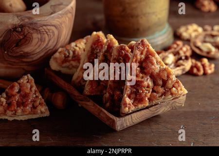 Biscuits avec des noix et du miel sur une table en bois ancienne. Banque D'Images