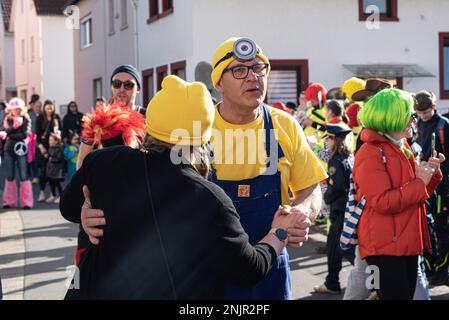 Oberhochstaedt, Kronberg, Hessen, Allemagne 21 février 2023. Les Allemands célèbrent le début du Carême pour la première fois en trois ans. Mardi gras, Fasching ou Karneval comme il est connu (latin, carne levara "loin avec de la viande") selon la variation régionale, voit des guildes anciennes et des clubs de petits villages aux grandes villes, mis sur un éventail étonnant de processions colorées et exubérantes. Ils marquent le début du calendrier religieux de Pâques dans un événement typiquement allemand qui lampons et satirizes tout en autorité. Le Karneval est bien documenté dans les grandes villes comme une attraction touristique, mais tous les L. Banque D'Images