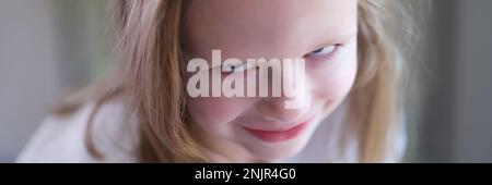 Emotion une petite fille regarde avec ses yeux Banque D'Images