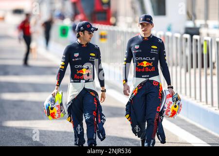 Sakhir, Bahreïn - 23/02/2023, PEREZ Sergio (mex), Red Bull Racing RB19, portrait avec VERSTAPPEN Max (Ned) pendant les épreuves pré-saison de l'Armco de Formule 1 2023 du Championnat du monde de Formule 1 de la FIA 2023 de 23 février à 25, 2023 sur le circuit international de Bahreïn, à Sakhir, Bahreïn - photo Xavi Bonilla / DPPI Banque D'Images