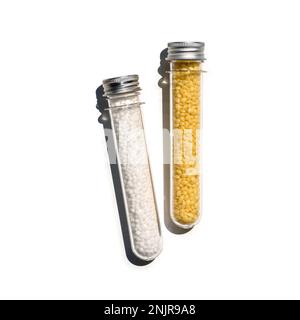 Cire de carbamide et de candelilla en flacon de préforme PET avec bouchon en aluminium. Ingrédients de produits chimiques cosmétiques sur la table de laboratoire. Banque D'Images