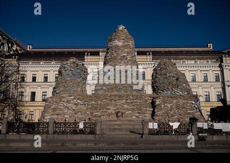 Le monument couvert de la princesse Olga sur la place Mykhailivska, à Kiev, avant le premier anniversaire vendredi de l'invasion russe de l'Ukraine. Date de la photo: Jeudi 23 février 2023. Banque D'Images