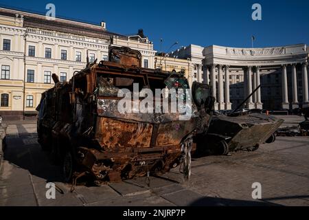 Détruit l'exposition d'équipements militaires russes, l'exposition en plein air sur la place Mykhailivska à Kiev, avant le premier anniversaire vendredi de l'invasion russe de l'Ukraine. Date de la photo: Jeudi 23 février 2023. Banque D'Images