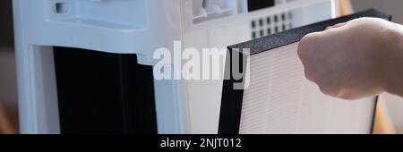Remplacement du filtre du climatiseur et du purificateur d'air extérieur Banque D'Images