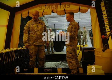 ÉTATS-UNIS Le sergent d'état-major de l'armée Ryan Ramos, un membre de l'équipe affecté à l'équipe de soutien civil de 773rd (CST), présente le général Darryl Williams, commandant des États-Unis L'armée européenne et l'Afrique (USAEUR-AF) sur les installations et les procédures de décontamination à réponse rapide de l'unité lors d'un engagement de leader clé à la caserne de l'Ordnance du Rhin, Allemagne, 10 août. Le 773rd est le seul atout du CST de réserve de l'Armée de terre et le seul atout du CST en Europe. Leurs installations et équipements sont hautement spécialisés, ce qui en fait un multiplicateur de force clé dans la formation USAEUR-AF Banque D'Images