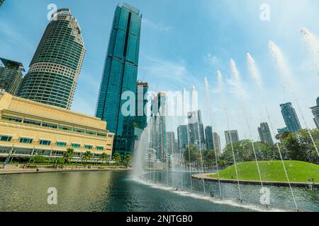 Kuala Lumpur, Malaisie - janvier 2023 : les tours jumelles Petronas présentent d'impressionnantes fontaines, utilisées pour des événements spéciaux et des spectacles, faisant le Banque D'Images