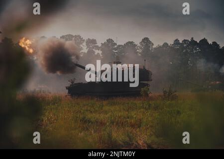 Un obusier de Paladin M109A7 du 1st Bataillon, 9th Régiment d'artillerie de campagne, 2nd équipe de combat de brigade blindée, 3rd Division d'infanterie, tire pendant la Table d'artillerie XV Le rôle de l'artillerie de campagne est de détruire, de vaincre ou de perturber l'ennemi par des feux intégrés pour permettre aux commandants de manœuvre de dominer dans les opérations terrestres unifiées. Pour ce faire, l'artillerie de campagne doit rester une force prête à déployer dans le monde entier, capable de dominer tout environnement opérationnel par l'intégration, la synchronisation et l'emploi de feux organiques, communs et multinationaux. Banque D'Images