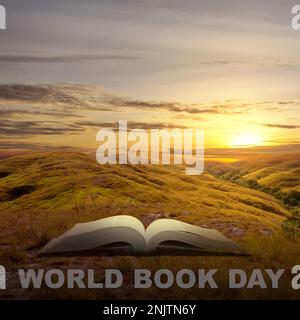 Livre ouvert sur le terrain. Concept de la Journée mondiale du livre Banque D'Images