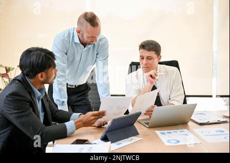 Concept de travail d'équipe, le groupe de divers hommes d'affaires sont dans la réunion ensemble, ayant une conversation sérieuse, la planification du plan d'investissement d'affaires. Banque D'Images