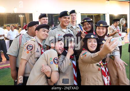 Les cadets et les scouts du corps des cadets de la Californie du Gerakan Pramuka Indonesia prennent un selfy sur 10 août 2022, dans la salle à manger de l'officier, à New Delhi, en Inde. Les cadets de plus de 14 pays ont participé au Programme d'échange de jeunes organisé par le corps national des cadets indiens. Banque D'Images