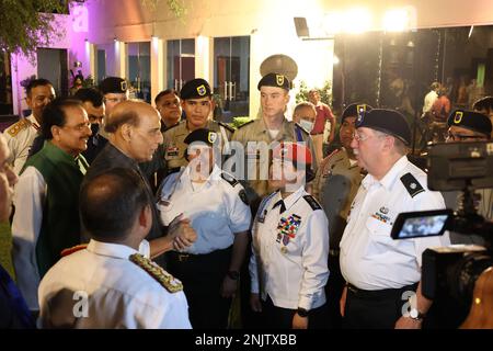 Corps des cadets de la Californie (CACC) le lieutenant-colonel Ken Parris, (CACC) le lieutenant-colonel Belinda Contreras, et le capitaine de cadets Dieu Truong parlent avec le ministre indien de la Défense Rajnath Singh, on 10 août 2022, dans la salle à manger de l'officier, à New Delhi, en Inde. (Photo de California Cadet corps par 1st Zak Lara) Banque D'Images