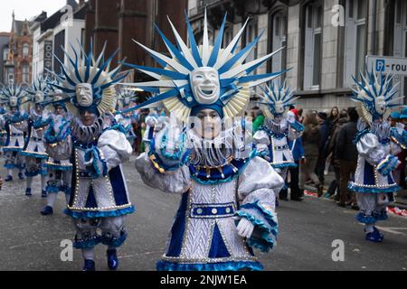 AALST, BELGIQUE, 19 FÉVRIER 2023 : groupe de danseurs aux costumes identiques dans le défilé de rue de carnaval d'Aalst. Aalst accueille l'un des plus grands Mardi G annuels Banque D'Images