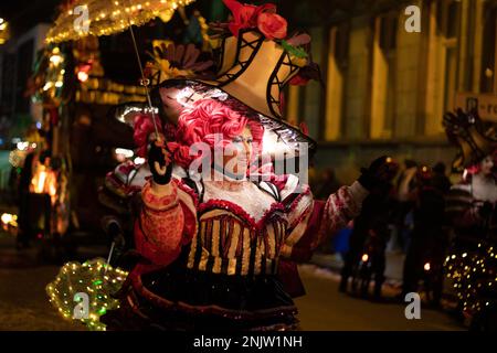 AALST, BELGIQUE, 19 FÉVRIER 2023 : danseuse du Carnaval illuminée participant aux célébrations de l'Aalst Mardi gras. Le défilé annuel du Carnaval attr Banque D'Images