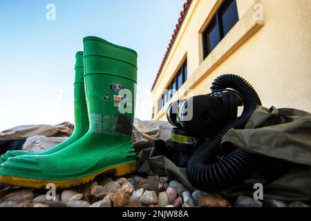 Les militaires américains préparent leur équipement lors d'un cours de décontamination des patients, le 10 août 2022, à la base conjointe San Antoni-Randolph, Texas. Les militaires de l'ensemble de la base conjointe San Antonio participent à un cours de décontamination des patients, le 10 août 2022, à la base conjointe San Antonio-Randolph, Texas. La formation en plein air enseigne et rafraîchit les médecins et les pompiers de la JBSA sur les procédures DE DECON. En place, la formation à la décontamination des patients protège l'installation de traitement militaire de toute contamination supplémentaire. Banque D'Images