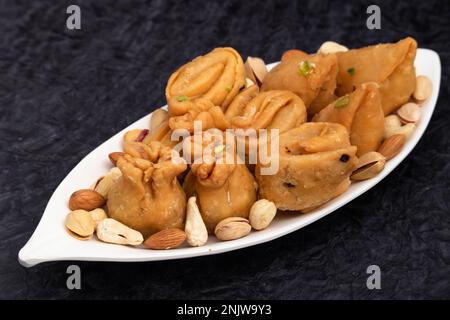 Divers indiens Sweet Dumpling Khoya Mithai - Kalash Gujiya, Samosa Karanji, Lavang Lata, Laung Latika, Potli Gujia également appelé Pirukiya, Pirukia, Basu Banque D'Images