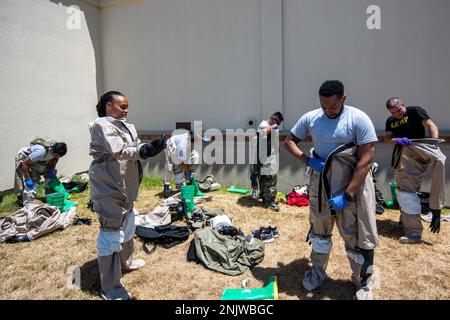 Les militaires américains ont mis leur costume de décontamination lors d'un cours de décontamination des patients, le 10 août 2022, à la base conjointe San Antoni-Randolph, Texas. Les militaires de l'ensemble de la base conjointe San Antonio participent à un cours de décontamination des patients, le 10 août 2022, à la base conjointe San Antonio-Randolph, Texas. La formation en plein air enseigne et rafraîchit les médecins et les pompiers de la JBSA sur les procédures DE DECON. En place, la formation à la décontamination des patients protège l'installation de traitement militaire de toute contamination supplémentaire. Banque D'Images