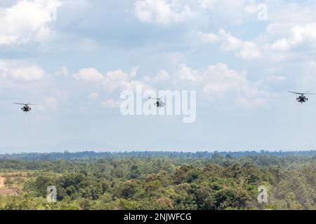 Un hélicoptère Apache AH-64E de l'armée américaine affecté au 1-229 Bataillon d'attaque, 16th Brigade de l'aviation de combat est flanqué de deux hélicoptères Apache AH-64E affectés au 11th Escadron, TNI-AD (Armée indonésienne) lors d'une répétition combinée d'un exercice d'incendie en direct d'armes près de Baturaja, en Indonésie, le 11 août, 2022 dans le cadre de Super Garuda Shield 22. Le bouclier Super Garuda, qui fait partie de l'opération Pathways et d'un exercice militaire bilatéral annuel de longue date mené entre l'armée américaine, les Forces armées nationales indonésiennes, s'est maintenant étendu à un exercice multinational englobant 14 nations. Cet exercice renforce le Banque D'Images