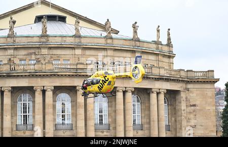 Stuttgart, Allemagne. 23rd févr. 2023. Un hélicoptère de secours de l'ADAC atterrit devant l'opéra et le Parlement de l'État de Stuttgart dans le cadre d'une présentation de presse. Credit: Bernd Weißbrod/dpa/Alay Live News Banque D'Images