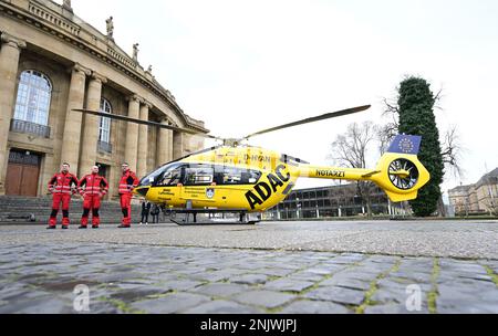 Stuttgart, Allemagne. 23rd févr. 2023. Un hélicoptère de sauvetage de l'ADAC se tient devant l'opéra de Stuttgart lors d'une présentation de presse. Credit: Bernd Weißbrod/dpa/Alay Live News Banque D'Images