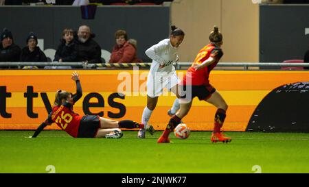 Bristol, Royaume-Uni. 22nd févr. 2023. Bristol, Angleterre, 22 février 2023: Valesca Ampoorter (26 Belgique) s'emboîte de Jess carter (15 Angleterre) lors du match international de football de la coupe Arnold Clark entre l'Angleterre et la Belgique à la porte Ashton à Bristol, en Angleterre. (James Whitehead/SPP) crédit: SPP Sport Press photo. /Alamy Live News Banque D'Images