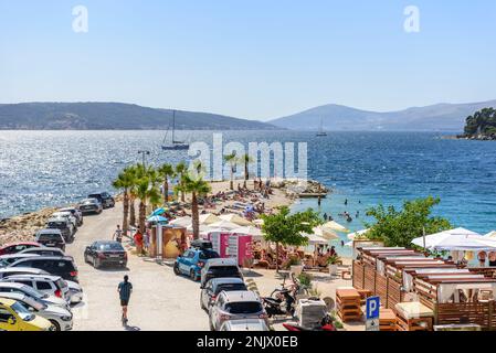 Les gens se détendent et se bronzer sur la plage de Kasjuni à Split, en Croatie, pendant la haute saison estivale. Banque D'Images