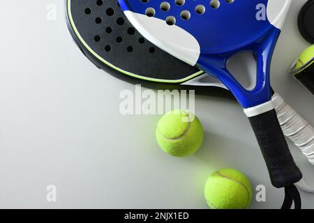 Deux raquettes de paddle-tennis et jeu de balles sur table blanche. Vue de dessus. Banque D'Images