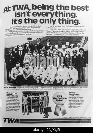 TWA , annonce de Trans World Airlines dans un magazine NatGeo, juin 1976 Banque D'Images