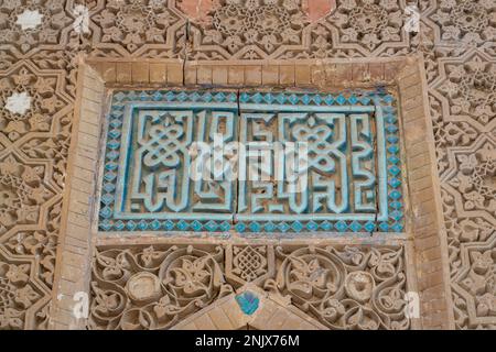 Détail de l'ancien décor en terre cuite et en céramique bleu turquoise sur le mur extérieur du sanctuaire islamique historique Mazar-i-Sharif près de Panjakent, Tadjikistan Banque D'Images