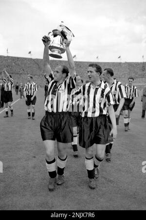 Photo du dossier datée du 07-05-1955 du capitaine James Scoular de Newcastle tenant la coupe FA en altitude après que son équipe ait remporté une victoire de 3-1 sur la ville de Manchester à Wembley. Le cabinet de trophées du parc St James' Park a été déverrouillé pour la dernière fois en 1969, lorsque le côté de Joe Harvey a récolté la coupe Inter-Cities Fairs, Et ils n'ont pas goûté la gloire nationale depuis qu'ils sont retournés au nord-est de Wembley en 1955 avec la coupe FA pour la troisième fois en cinq ans. Date de publication : jeudi 23 février 2023. Banque D'Images