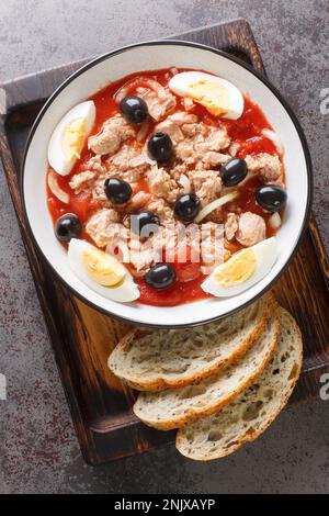 Ensalada Murciana est une salade espagnole traditionnelle composée de tomates, d'oignons, de thon, d'œufs durs et d'olives noires Banque D'Images