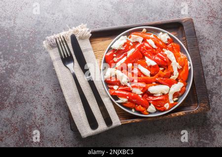 L'Esgarraet est un plat typique de la communauté Valencienne en Espagne. Il se compose de salade de poivrons rouges grillés, de morue séchée, d'ail, d'huile d'olive sur le Banque D'Images