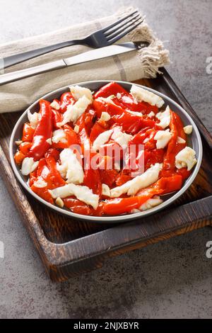 Poivrons rouges et cabillaud poisson esgarraet tapas de l'Espagne près de l'assiette sur la table. Verticale Banque D'Images