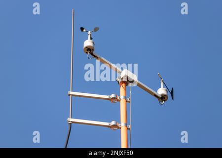 Près de la station météorologique mesure de la vitesse du vent indicateur du capteur de direction sur fond ciel bleu clair. Service de prévisions météorologiques Banque D'Images
