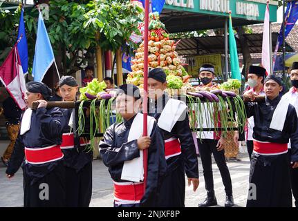 1800 Festival culturel de carnaval du ketupat au chocolat (Kirab Budaya 1800 kétapat coklat) à Kampung coklat Banque D'Images