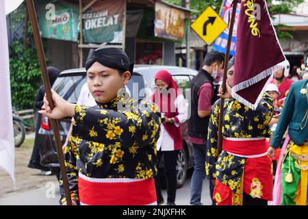 1800 Festival culturel de carnaval du ketupat au chocolat (Kirab Budaya 1800 kétapat coklat) à Kampung coklat Banque D'Images