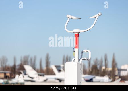 Vue rapprochée de la station du capteur météo présent détecteur de visibilité détecteur de diffusion avant sur fond ciel bleu clair. Service de prévisions météorologiques Banque D'Images
