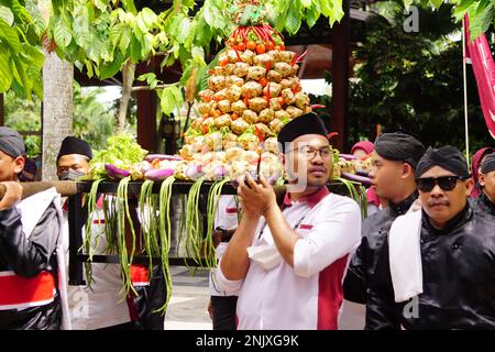 1800 Festival culturel de carnaval du ketupat au chocolat (Kirab Budaya 1800 kétapat coklat) à Kampung coklat Banque D'Images