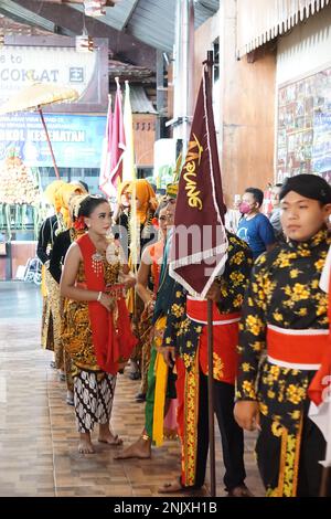 1800 Festival culturel de carnaval du ketupat au chocolat (Kirab Budaya 1800 kétapat coklat) à Kampung coklat Banque D'Images