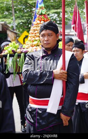 1800 Festival culturel de carnaval du ketupat au chocolat (Kirab Budaya 1800 kétapat coklat) à Kampung coklat Banque D'Images