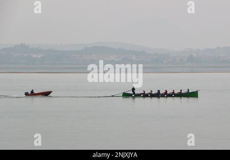 Une trainera traditionnelle cantabrique course d'aviron de bateau dans la baie de Santander Cantabria Espagne Banque D'Images