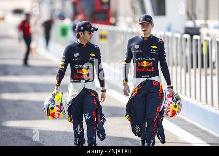 Sakhir, Bahreïn - 23/02/2023, PEREZ Sergio (mex), Red Bull Racing RB19, portrait avec VERSTAPPEN Max (Ned) pendant les épreuves pré-saison de l'Armco de Formule 1 2023 du Championnat du monde de Formule 1 de la FIA 2023 de 23 février à 25, 2023 sur le circuit international de Bahreïn, à Sakhir, Bahreïn - photo : Xavi Bonilla / DPPI / LiveMedia Banque D'Images