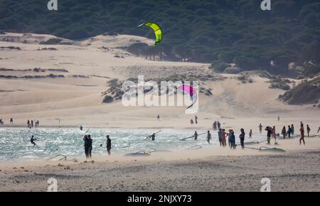 Tarifa, Costa de la Luz, province de Cadix, Andalousie, sud de l'Espagne. Planche à voile et kitesurf par jour très venteux. Dunes de sable de Punta Paloma dans bac Banque D'Images
