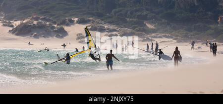 Tarifa, Costa de la Luz, Province de Cadiz, Andalousie, Espagne du sud. La planche à voile. Dunes de sable de Punta Paloma en arrière-plan. Banque D'Images