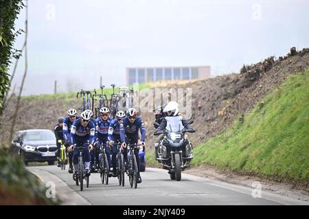 Omloop Het Nieuwsblad, jeudi 23 février 2023. Soudal Quick-Step pilotes photographiés en action lors de la reconnaissance de la piste de la course cycliste d'une journée Omloop Het Nieuwsblad, jeudi 23 février 2023. BELGA PHOTO JASPER JACOBS Banque D'Images