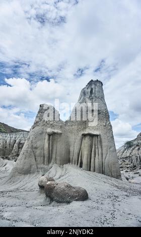 Paysage majestueux de collines rugueuses avec surface inégale et pierres sur le sable sous ciel bleu nuageux dans le désert de Tatacoa en Colombie Banque D'Images